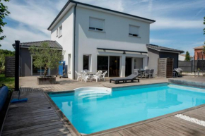 Superb house with swimming pool near Bordeaux